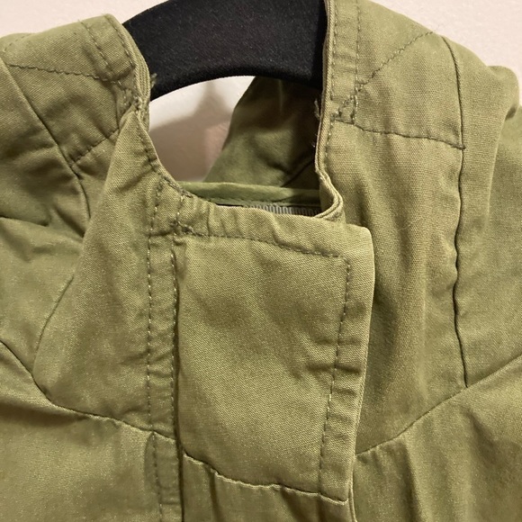 Gap kids zip up green cargo jacket with hood. - Picture 2 of 10